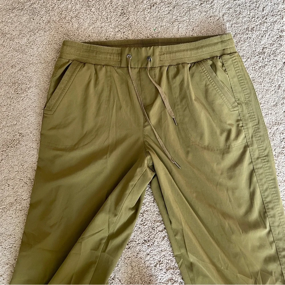 Attyre Woman Pants size 12 Olive Green Polyester Pull on Drawstring Ruched Capri